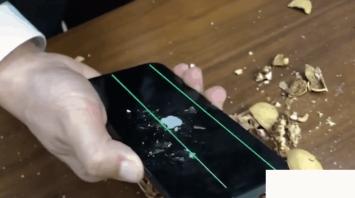 12pro摔碎照片,苹果12pro摔坏图片 超瓷晶面板耐摔4倍 网友实测iphone 12 pro砸核桃:结果绿线