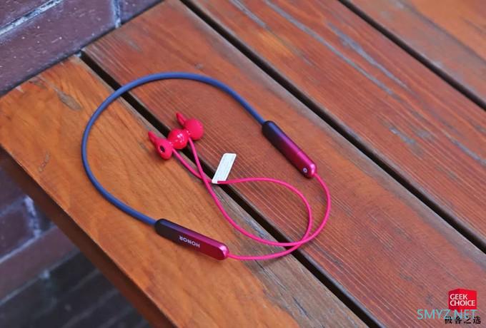 图赏丨荣耀 xSport PRO 运动蓝牙耳机：用手机就能充电的耳机你见过吗？