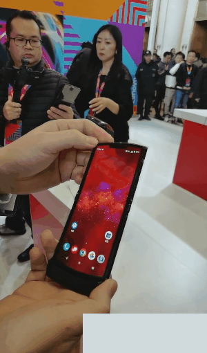 经典回归 摩托罗拉Razr 2019上手：经典设计与折叠屏完美融合