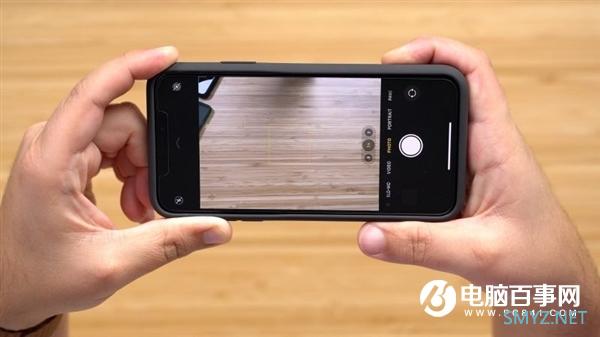 iPhone 11系列官方智能电池壳上手：续航秒增50%、新增拍照键