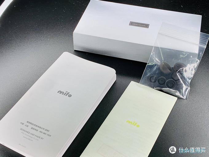 体验外形精致小巧的像河边的鹅卵石，可以放在手中一直把玩的无线耳机mifo o7