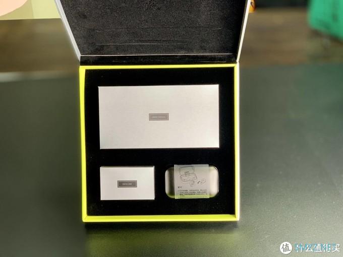 体验外形精致小巧的像河边的鹅卵石，可以放在手中一直把玩的无线耳机mifo o7