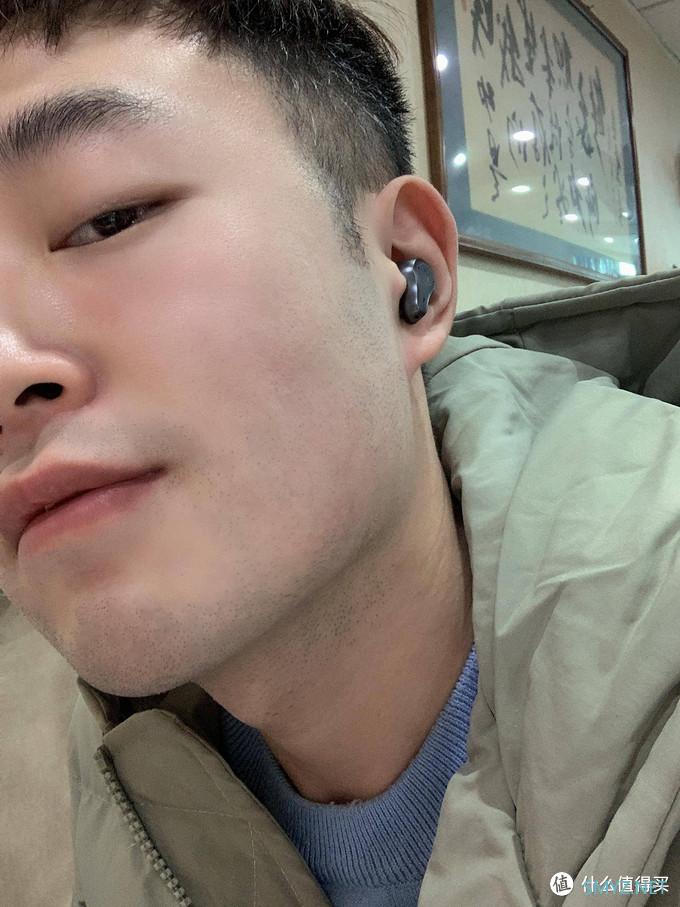 体验外形精致小巧的像河边的鹅卵石，可以放在手中一直把玩的无线耳机mifo o7