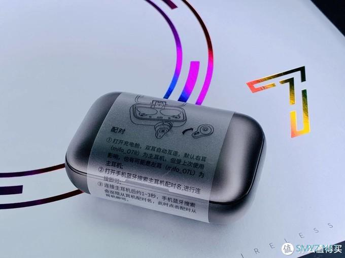 体验外形精致小巧的像河边的鹅卵石，可以放在手中一直把玩的无线耳机mifo o7