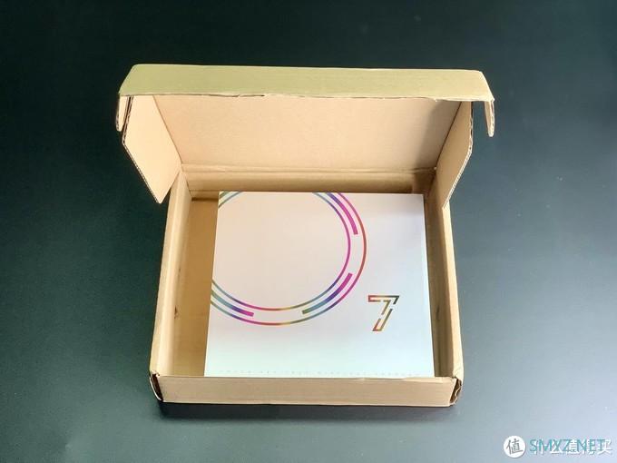 体验外形精致小巧的像河边的鹅卵石，可以放在手中一直把玩的无线耳机mifo o7