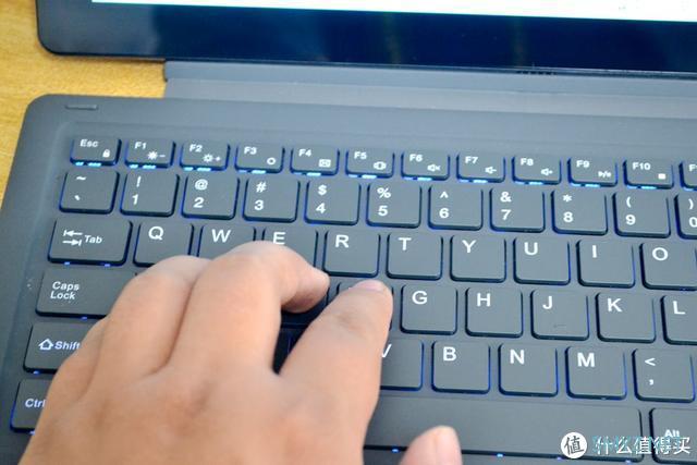 电脑周边 篇四：配置和surface go一致，价格却仅有它的一半！看到品牌logo秒懂！酷比魔方你懂吗？