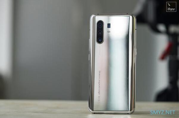 vivo 公布了和美国华裔设计师 Alexander Wang 携手联名定制的 vivo X30 Pro
