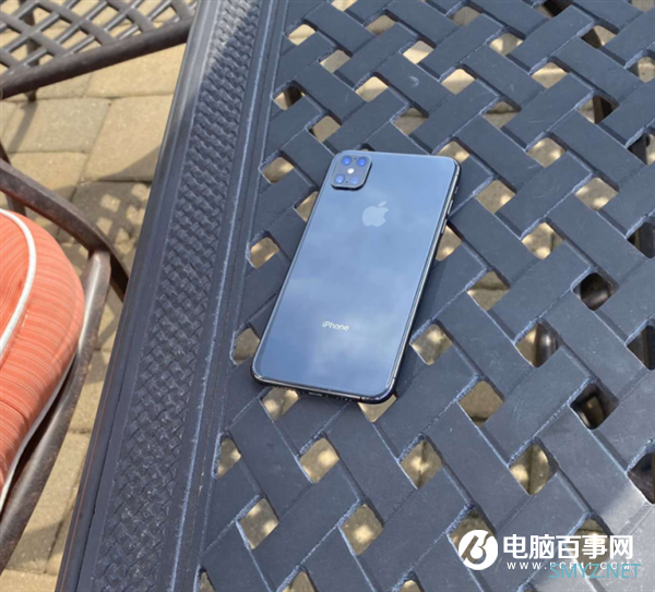 iPhone 12 Pro真机谍照曝光？没有刘海设计太特别