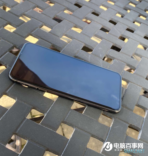 iPhone 12 Pro真机谍照曝光？没有刘海设计太特别