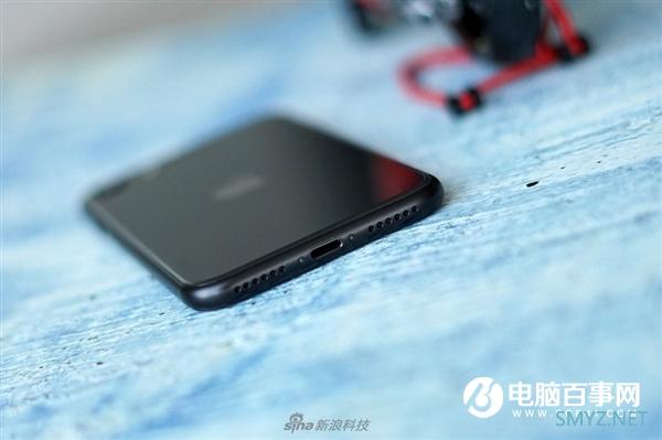 最低2799元 新iPhone SE开箱：低价高能小钢炮