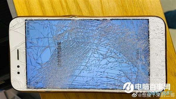 小米5X重摔后仍然能开机使用 卢伟冰喊话：该换5G手机了