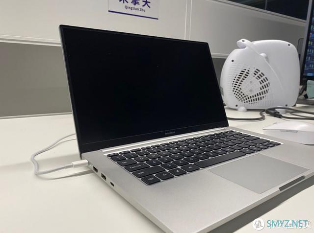 拒绝傻大黑粗，看时尚白领如何教你开启优雅办公模式