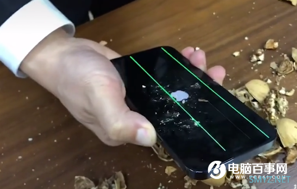 超瓷晶面板耐摔4倍 网友实测iPhone 12 Pro砸核桃：结果绿线