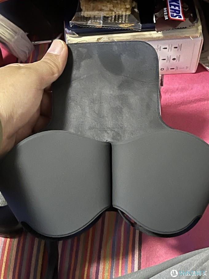 挎包?眼罩?实际上是AirPods Max+耳机套^_^ 挎包?眼罩?实际上是AirPods Max+耳机套^_^