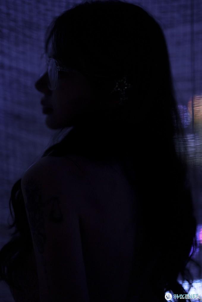 夜幕蓝调人像，索尼FE50mm F1.2GM镜头下的独特影调