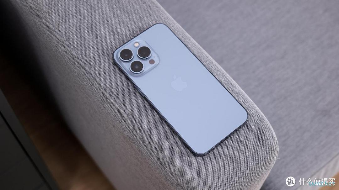 好物精选 篇五十一：iPhone 13 系列远峰蓝新配色开箱！充电功率大提升，确实香爆了！