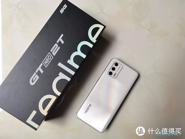 realme GT Neo2T“釉白”色图赏真实评价：精雕细琢，2K内颜值担当