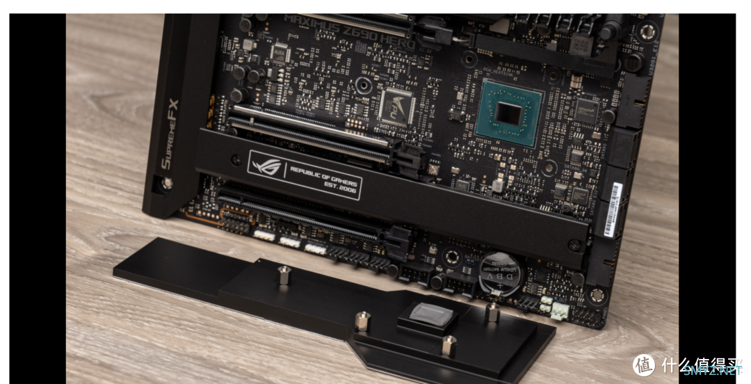 ROG Maximus Z690开箱：拥有PCIe 5.0 M.2接口与显卡快拆设计的全能主板