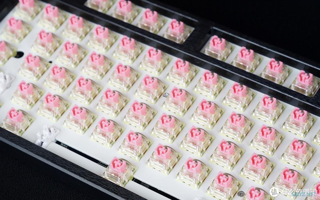 硬壳数码 篇一：入手一个月的TTC金粉轴键盘使用如何？哈喽高斯HS98T使用体验分享！