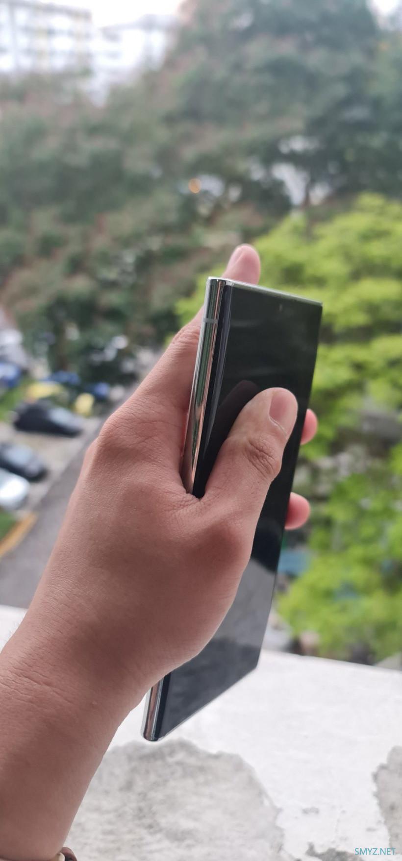 网传三星 S22 Ultra 机模上手照：设计风格硬朗