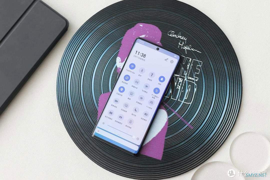 荣耀60 SE上手：2K挡位高颜值双曲屏手机，手感真的轻薄