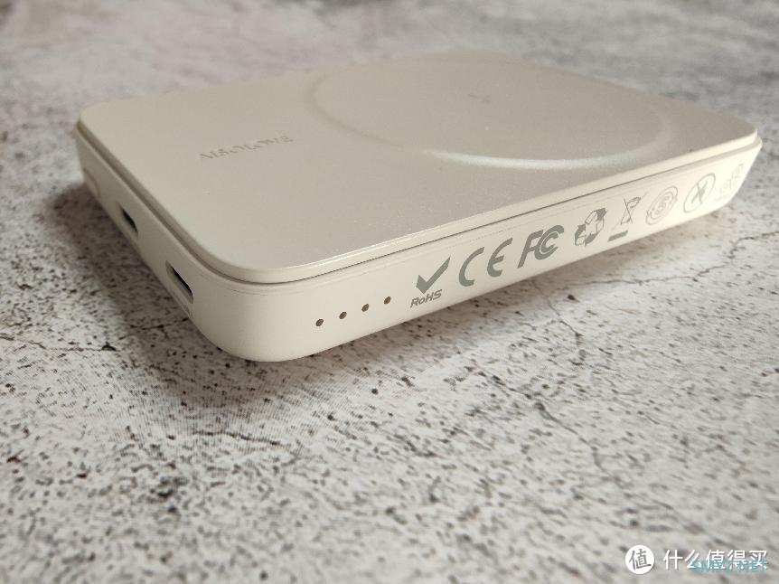 谁说充电宝没有颜值？素乐质造无线充电宝，不只是好看