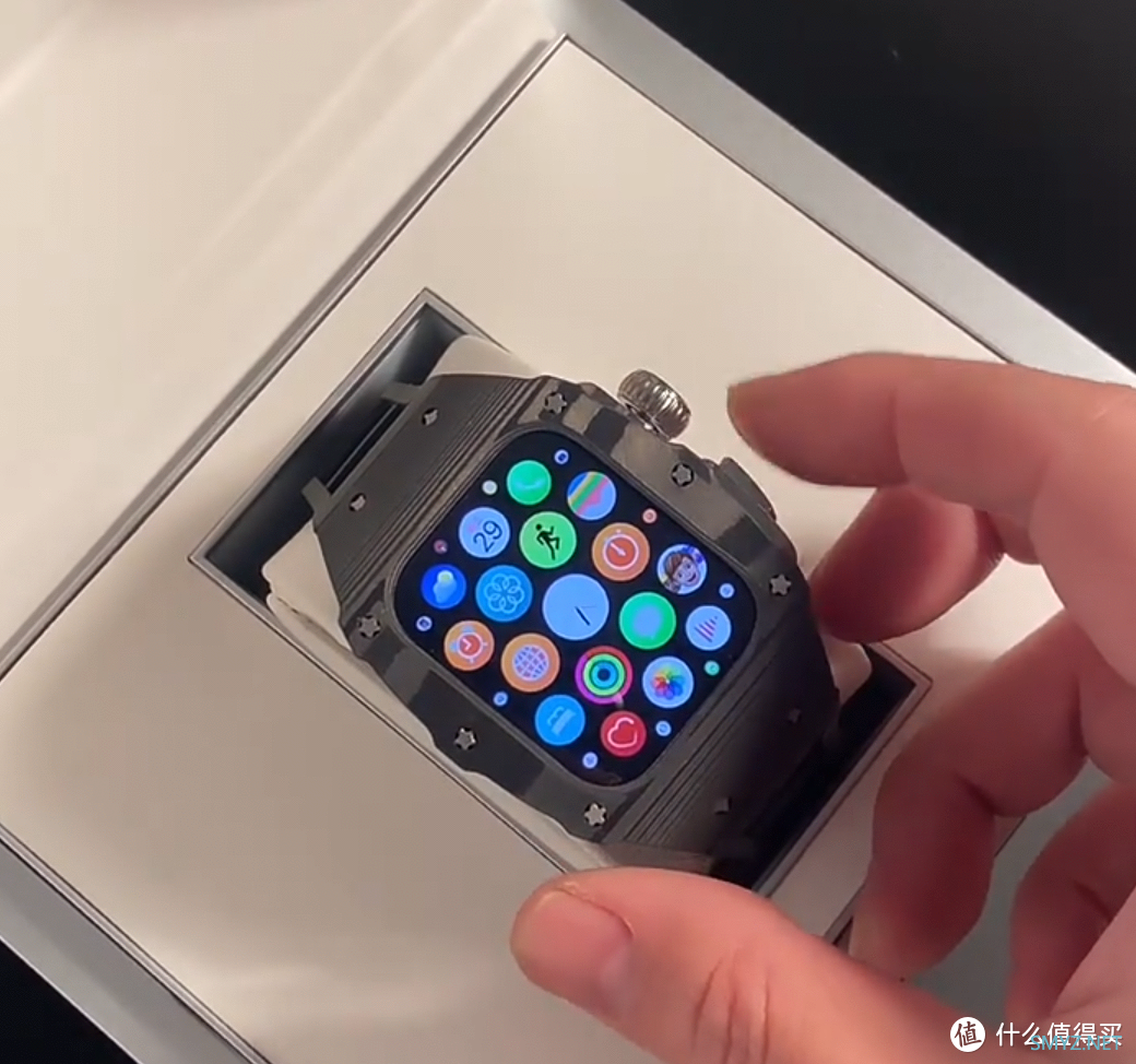 LV定制款智能手表 VS 苹果定制款智能手表，你更喜欢谁？
