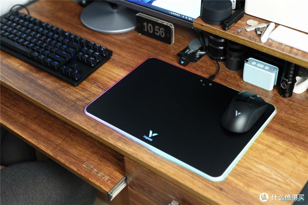 雷柏V10RGB鼠标垫搭配VT350Q鼠标提升电竞氛围充电操控更理想