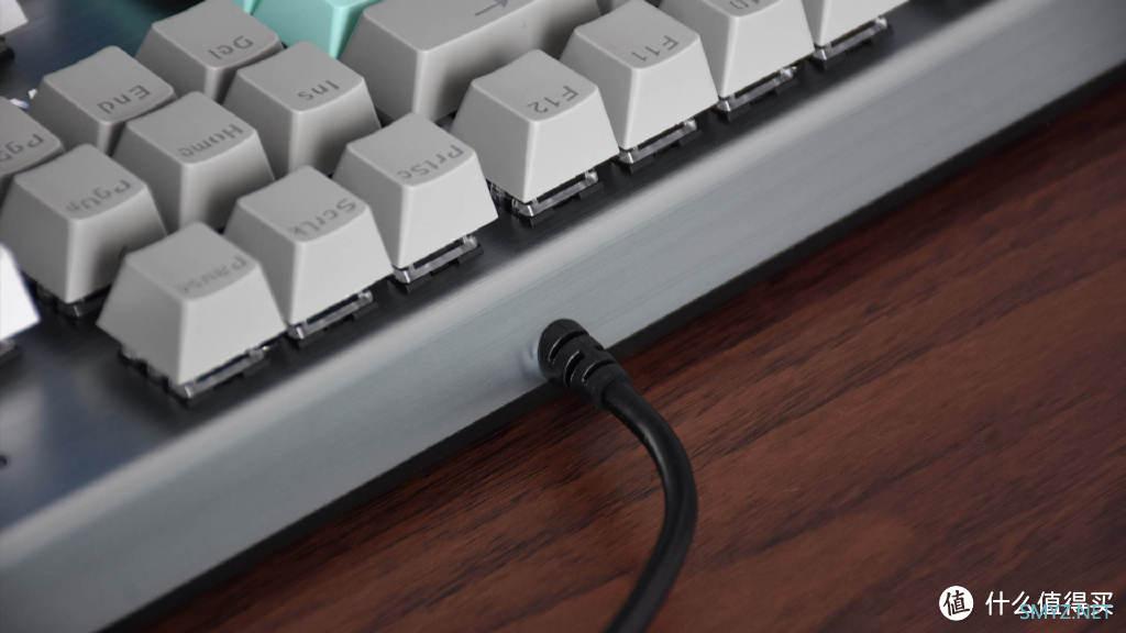 雷柏V530游戏机械键盘：金属清新风，银轴好手感