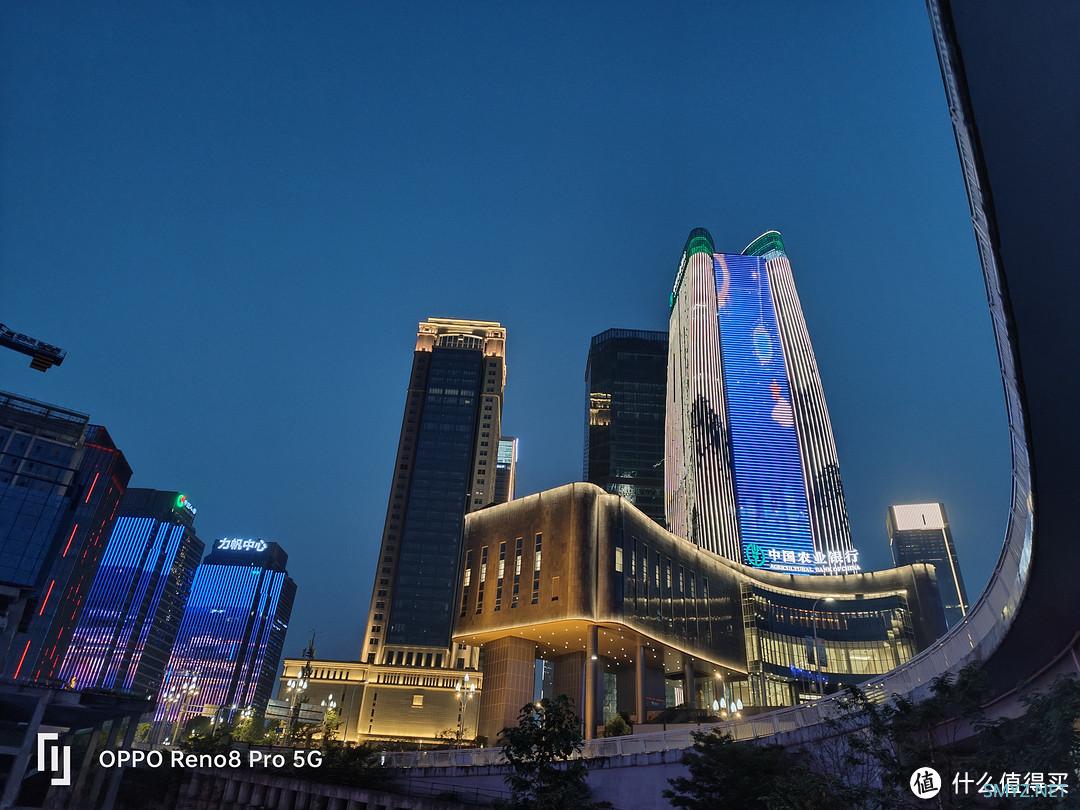 旗舰级影像体验，OPPO Reno8 Pro 夜景随拍