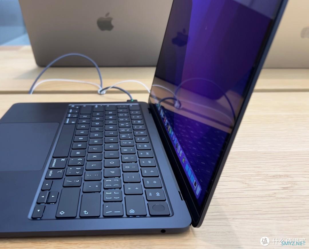体验到M2 MacBook Air真机：轻薄本苹果已经通关了，对手还在新手村
