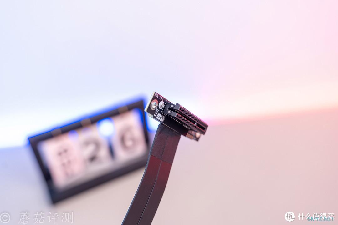 蘑菇爱搞机 篇四百六十四：一根小小的PCIe延长线，巧妙解决一些硬件安装兼容性问题