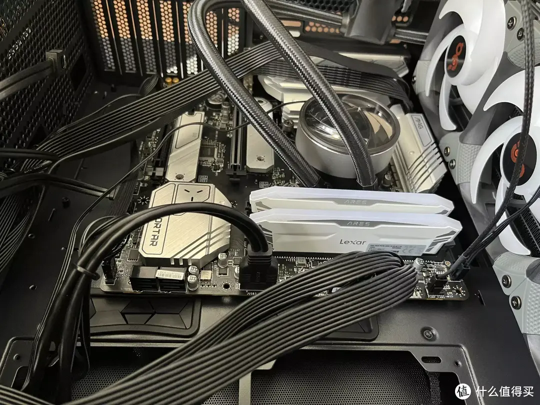 电竞级散热,炫酷神光:雷克沙战神之刃ARES 4000 电竞级散热,炫酷神光:雷克沙战神之刃ARES 4000