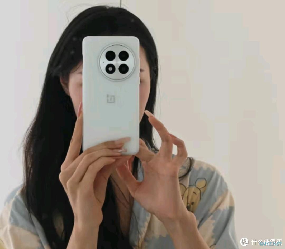 一加13白露晨曦：2025年智能手机市场的卷王之争????